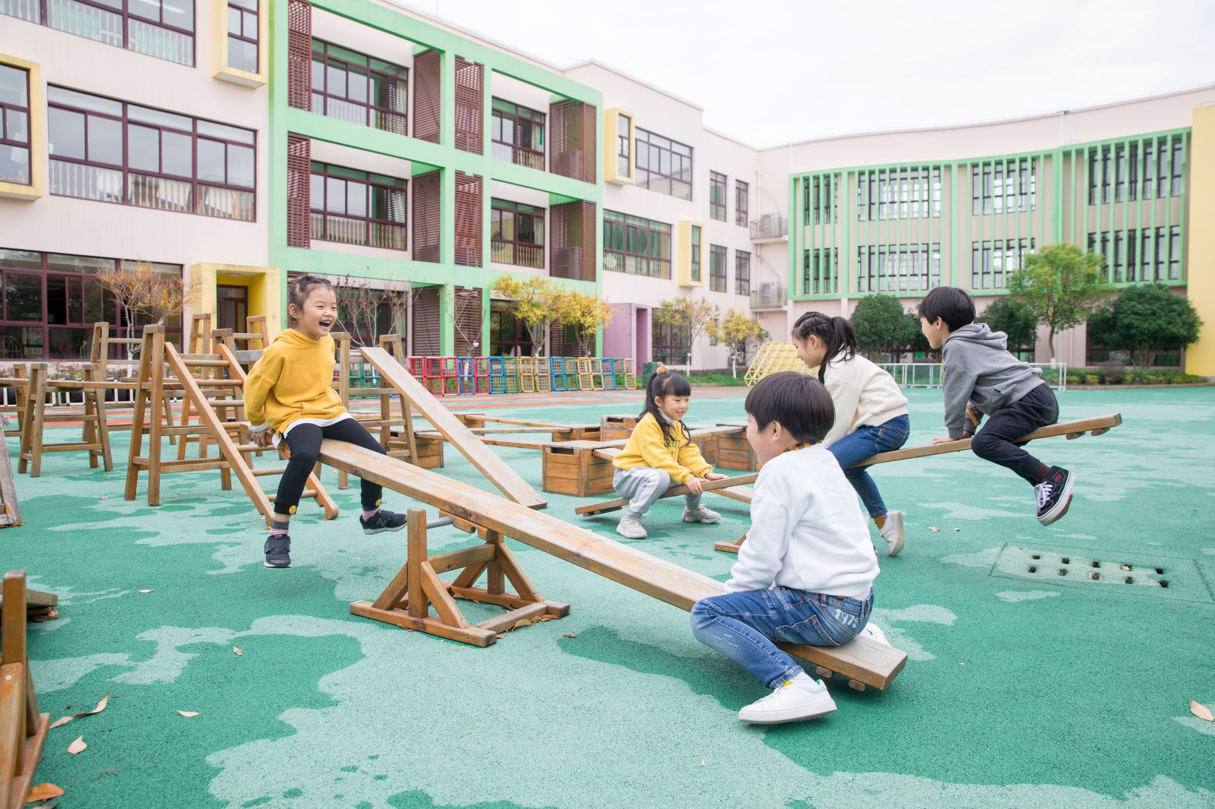 摄图网_501111413_幼儿园儿童玩跷跷板（非企业商用）.jpg